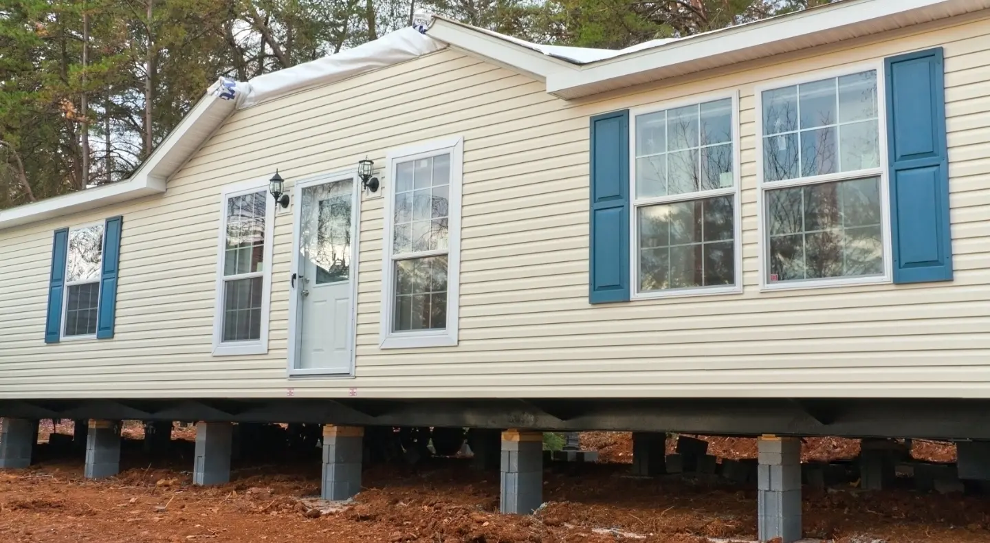 a crème-colored mobile home under construction
